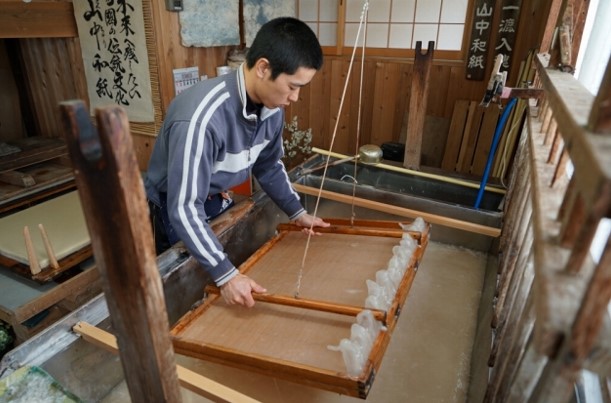 河合町の伝統工芸「山中和紙」！長尾さんの楮（こうぞ）の皮剥ぎお手伝い！