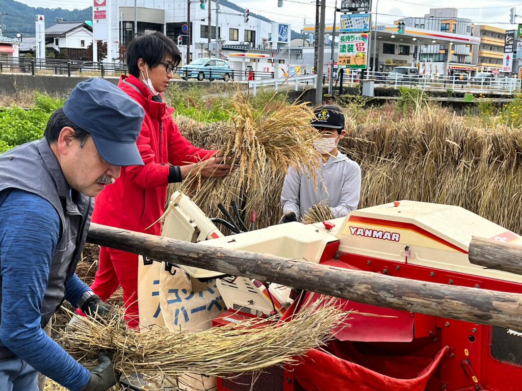 新米の季節！飛騨古川でお米づくりをしてみよう！〜脱穀収穫編〜