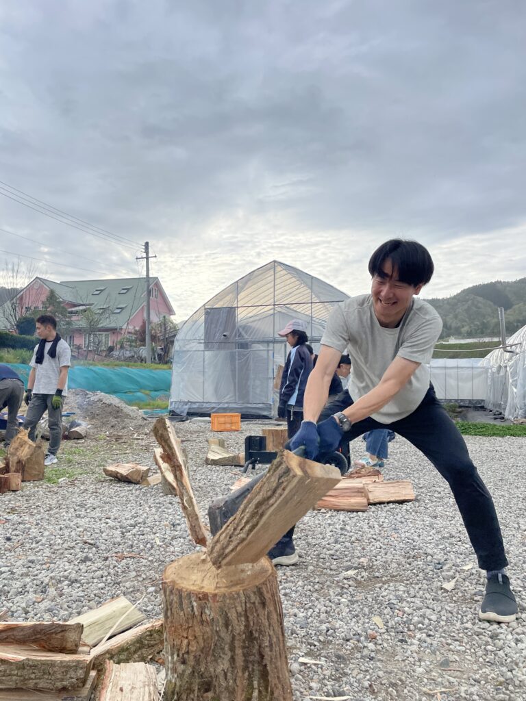 冬に備えよ！飛騨古川で薪割りをしてみよう！【雑草ハンター】