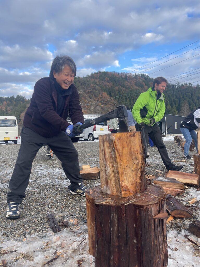 今年最後の池田農園さんでの薪割りヒダスケ！初薪割りにキャッキャウフフ☺️