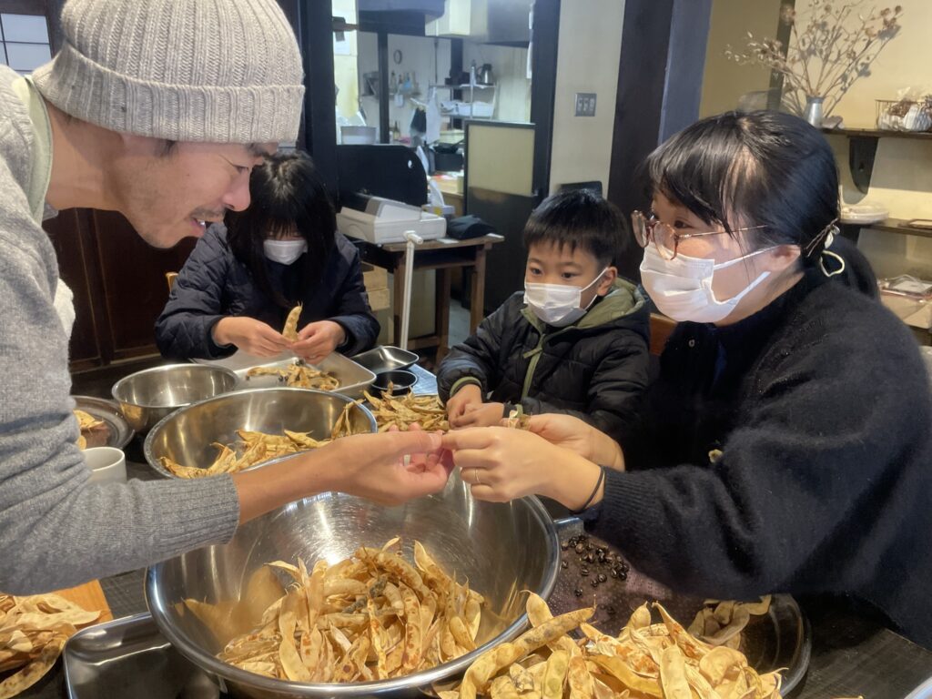 毎年恒例！人気のヒダスケ！美味しいパウンドケーキになるお大豆たちの選別🫘