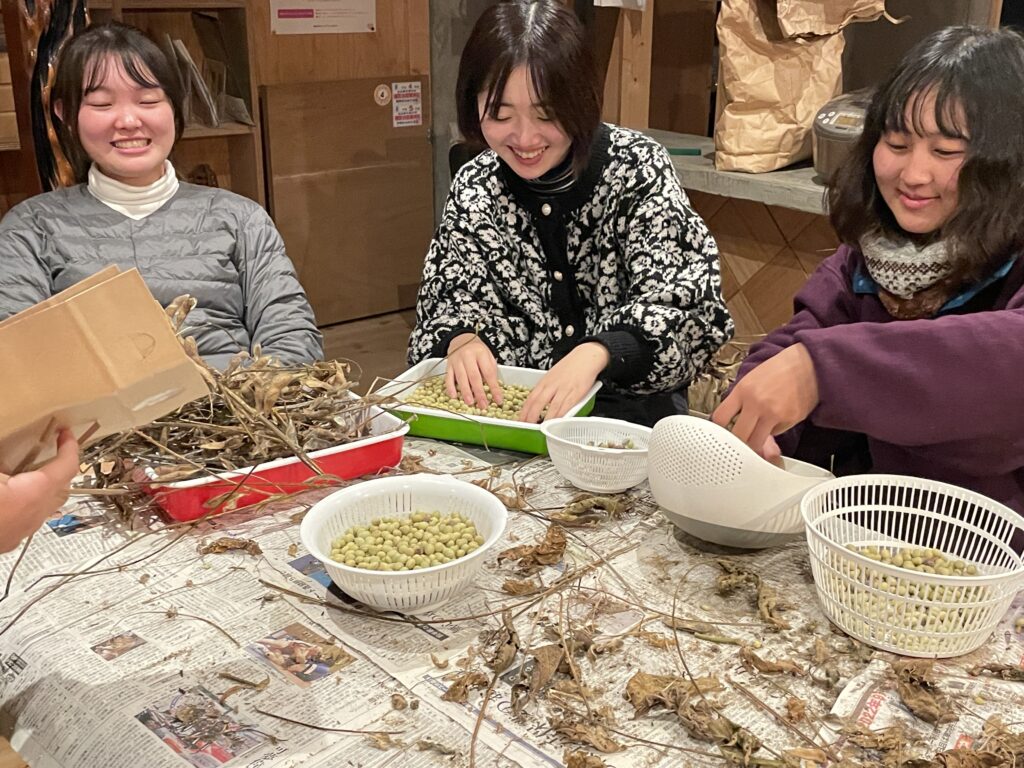 飛騨古川で色々な大豆の「脱穀・選別」を体験してみよう！