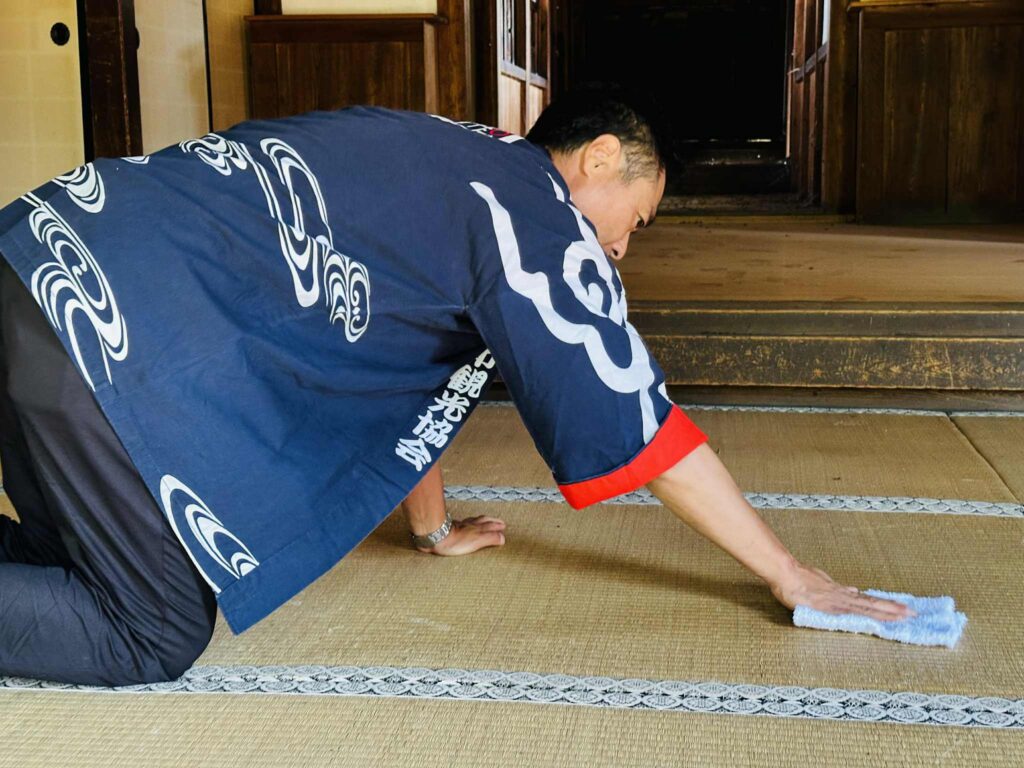 御蔵稲荷神社を綺麗に！きつね火まつりの花嫁花婿を迎えよう！