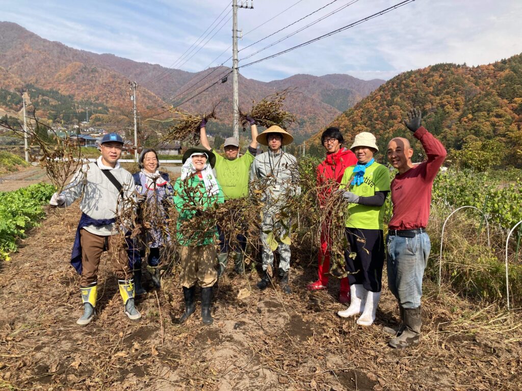 四季が美しい流葉山で『有機米の脱穀＆大豆畑の除草』のお手伝い！