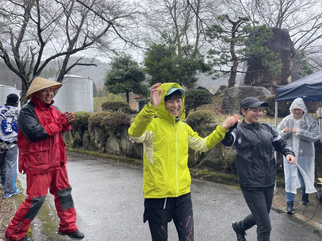 神岡の桜の下でたすきを繋ぐ！「飛騨市リレーマラソン大会」ヒダスケ！を行いました