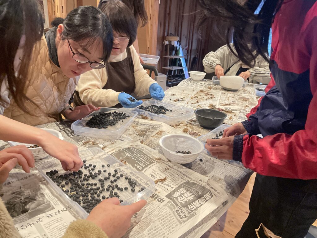 黒大豆の脱穀・選別ヒダスケ！を行いました