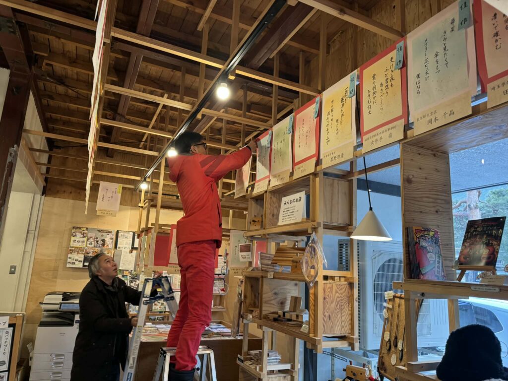 ミニヒダスケ！コンクール入選作品の展示のお手伝い！