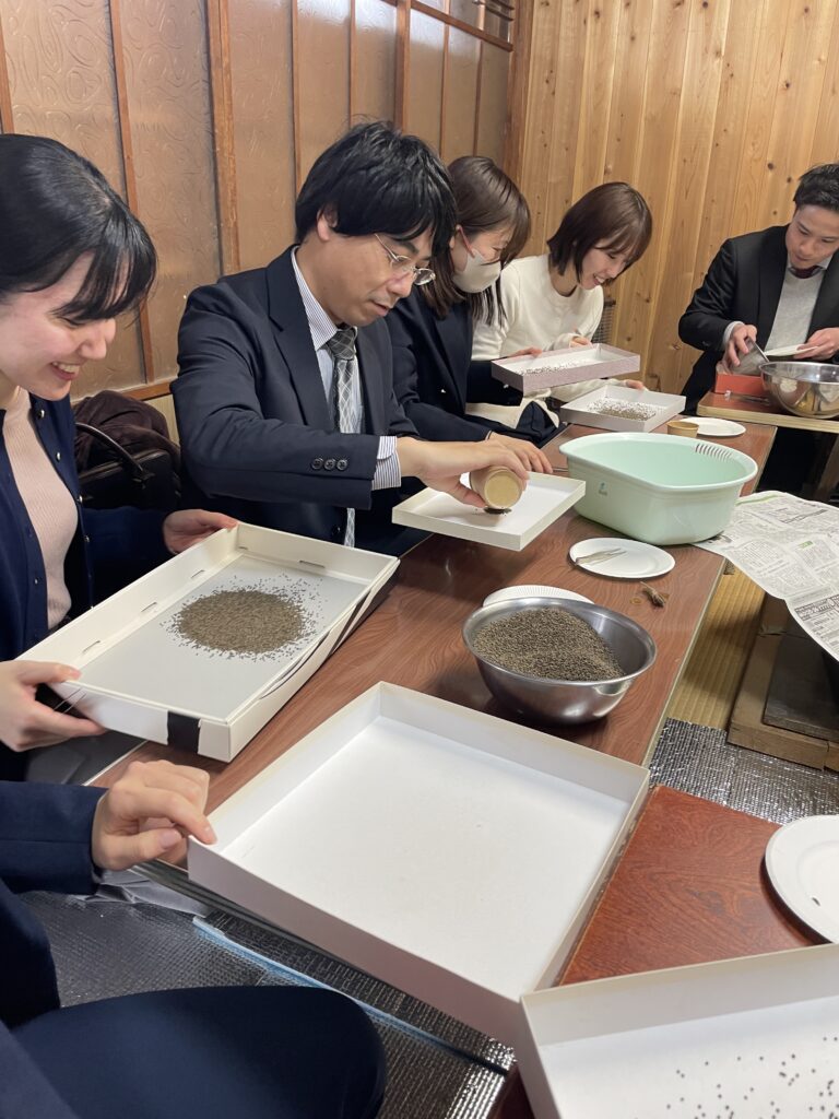 冬のお仕事「エゴマの選別」。冬の間に無事全部終わりました🙌