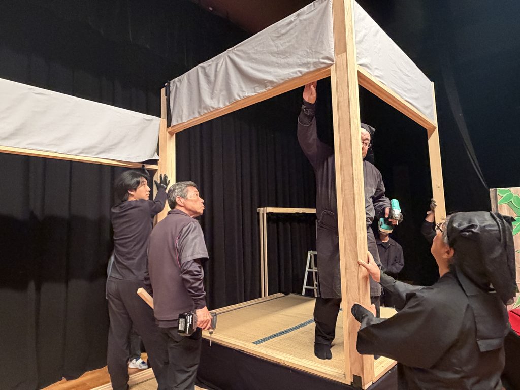 河合地歌舞伎に潜入！裏方黒子のお手伝いを行いました